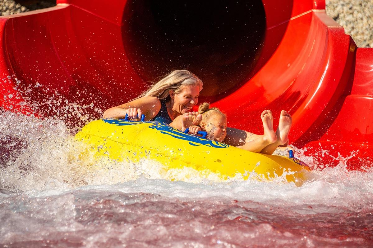 blonde-mom-daughter-splash-out Blonde Mom & Daughter Splash Out